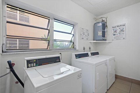 Condominio en venta en Hialeah, Florida, 2 dormitorios, 104.61 m2 № 2001471 - foto 24