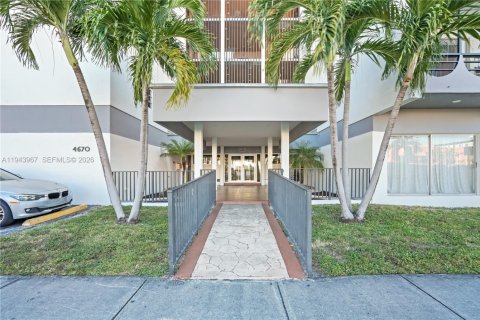 Condominio en venta en Hialeah, Florida, 2 dormitorios, 104.61 m2 № 2001471 - foto 30