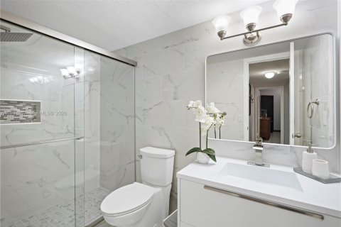 Condominio en venta en Hialeah, Florida, 2 dormitorios, 104.61 m2 № 2001471 - foto 15