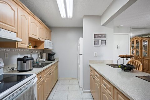 Condominio en venta en Hialeah, Florida, 2 dormitorios, 104.61 m2 № 2001471 - foto 11