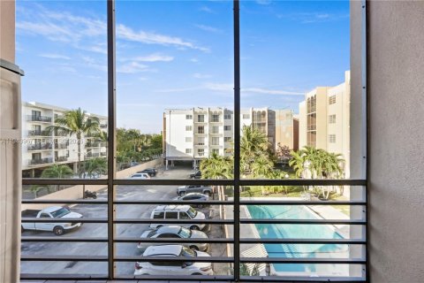 Condominio en venta en Hialeah, Florida, 2 dormitorios, 104.61 m2 № 2001471 - foto 6