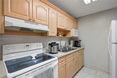 Condominio en venta en Hialeah, Florida, 2 dormitorios, 104.61 m2 № 2001471 - foto 10