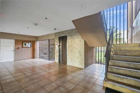 Condominio en venta en Hialeah, Florida, 2 dormitorios, 104.61 m2 № 2001471 - foto 25