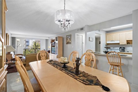 Condominio en venta en Hialeah, Florida, 2 dormitorios, 104.61 m2 № 2001471 - foto 3
