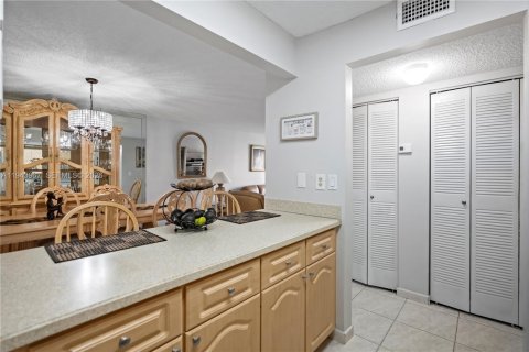Condominio en venta en Hialeah, Florida, 2 dormitorios, 104.61 m2 № 2001471 - foto 14
