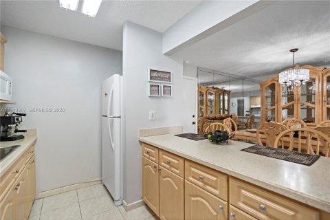 Condominio en venta en Hialeah, Florida, 2 dormitorios, 104.61 m2 № 2001471 - foto 12