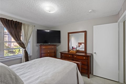 Condominio en venta en Hialeah, Florida, 2 dormitorios, 104.61 m2 № 2001471 - foto 18