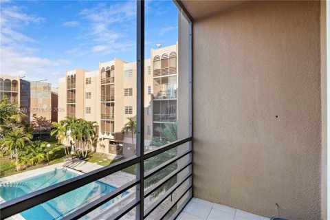 Condominio en venta en Hialeah, Florida, 2 dormitorios, 104.61 m2 № 2001471 - foto 5