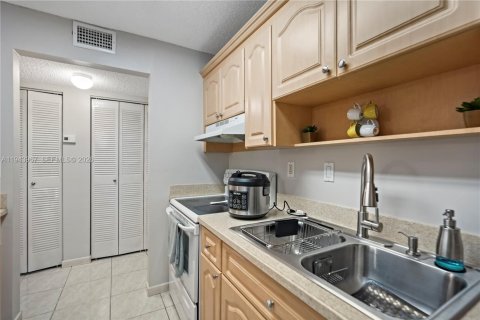 Condominio en venta en Hialeah, Florida, 2 dormitorios, 104.61 m2 № 2001471 - foto 13