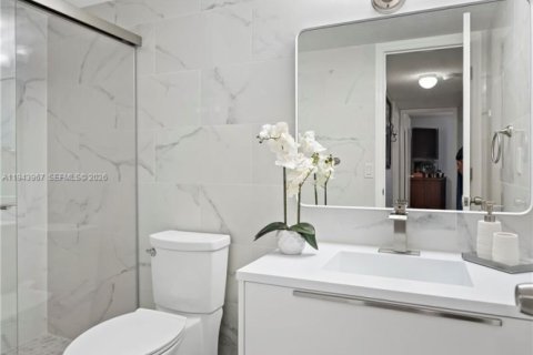 Condominio en venta en Hialeah, Florida, 2 dormitorios, 104.61 m2 № 2001471 - foto 16