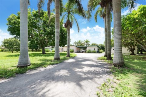 House in Cutler Bay, Florida 3 bedrooms, 158.77 sq.m. № 1845860 - photo 5