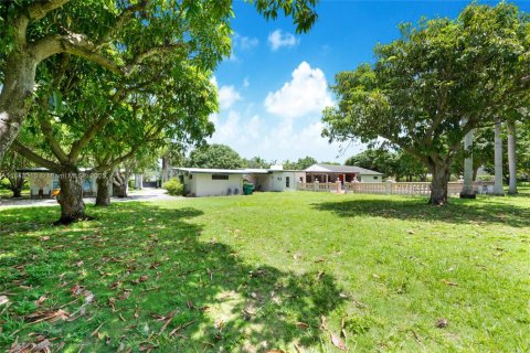 House in Cutler Bay, Florida 3 bedrooms, 158.77 sq.m. № 1845860 - photo 9