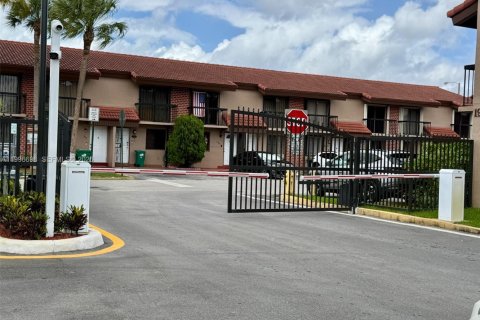 Condominio en alquiler en Miami, Florida, 2 dormitorios, 76.92 m2 № 2058515 - foto 2