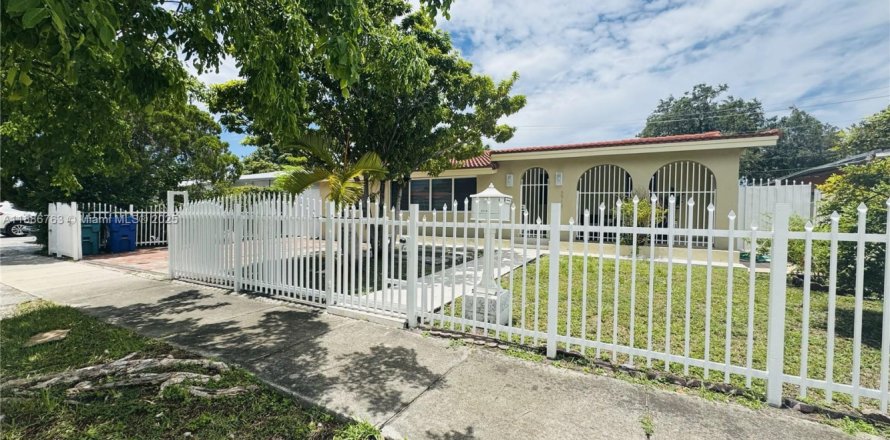 House in Miami, Florida 6 bedrooms, 294.87 sq.m. № 1933500
