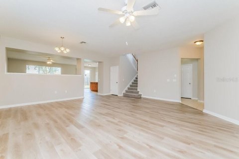 Villa ou maison à louer à Land O' Lakes, Floride: 4 chambres, 230.21 m2 № 1918115 - photo 5