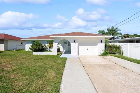 House in Hernando Beach, Florida 3 bedrooms, 182 sq.m. № 2103302