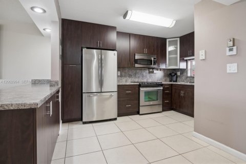 Condominio en venta en Pembroke Pines, Florida, 2 dormitorios, 108.7 m2 № 2170387 - foto 6