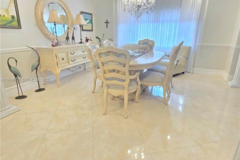 Villa ou maison à vendre à Miami Lakes, Floride: 5 chambres, 349.96 m2 № 2154284 - photo 16