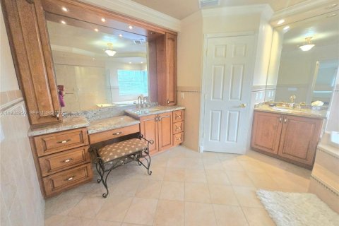 Villa ou maison à vendre à Miami Lakes, Floride: 5 chambres, 349.96 m2 № 2154284 - photo 28