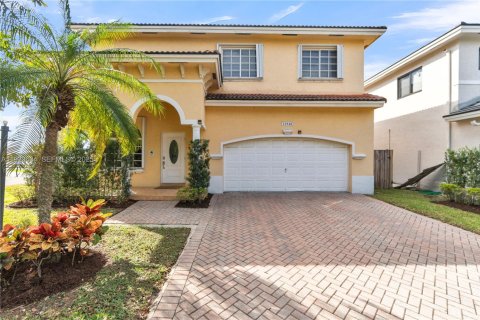 Купить виллу или дом в Майами, Флорида 5 спален, 190.08м2, № 1982666 - фото 1