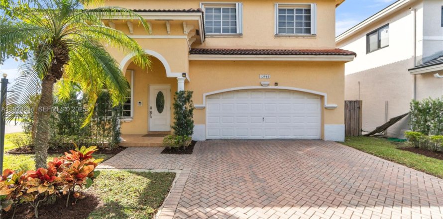 Дом в Майами, Флорида 5 спален, 190.08м2 № 1982666