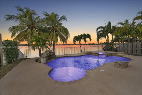 Купить виллу или дом в Майами, Флорида 5 спален, 190.08м2, № 1982666 - фото 2