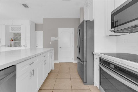 Купить виллу или дом в Майами, Флорида 5 спален, 190.08м2, № 1982666 - фото 12