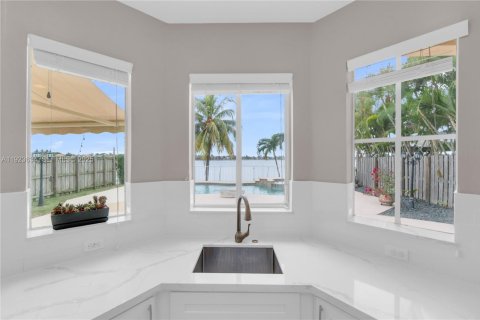 Купить виллу или дом в Майами, Флорида 5 спален, 190.08м2, № 1982666 - фото 13