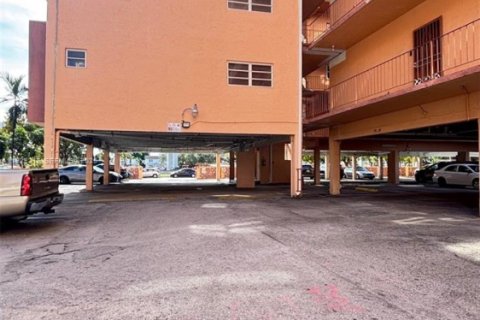 Condo in Hialeah, Florida, 2 bedrooms № 1987568 - photo 3