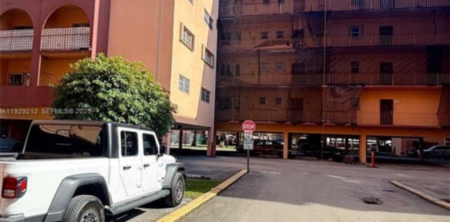 Condo in Hialeah, Florida, 2 bedrooms № 1987568