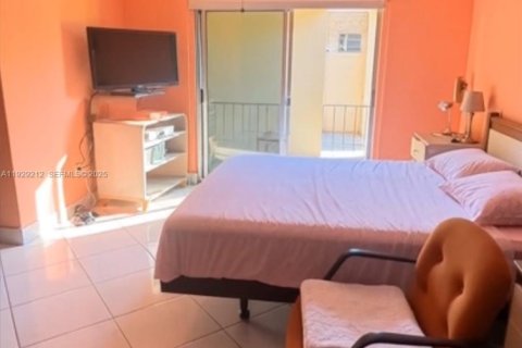 Condo in Hialeah, Florida, 2 bedrooms № 1987568 - photo 6