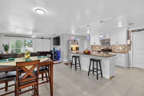 House in Ruskin, Florida 5 bedrooms, 234.3 sq.m. № 2147848 - photo 11