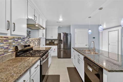 House in Ruskin, Florida 5 bedrooms, 234.3 sq.m. № 2147848 - photo 16