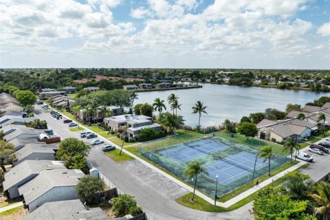 Townhouse in Palm Springs, Florida 3 bedrooms, 139.35 sq.m. № 1712611 - photo 2