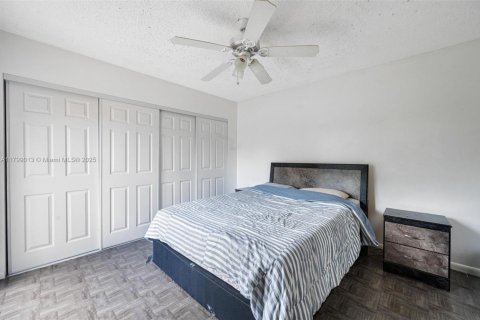 Townhouse in Palm Springs, Florida 3 bedrooms, 139.35 sq.m. № 1712611 - photo 16