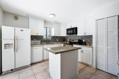 Townhouse in Palm Springs, Florida 3 bedrooms, 139.35 sq.m. № 1712611 - photo 11
