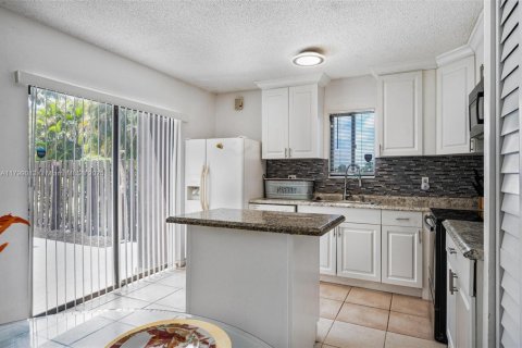 Townhouse in Palm Springs, Florida 3 bedrooms, 139.35 sq.m. № 1712611 - photo 10