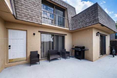 Townhouse in Palm Springs, Florida 3 bedrooms, 139.35 sq.m. № 1712611 - photo 5