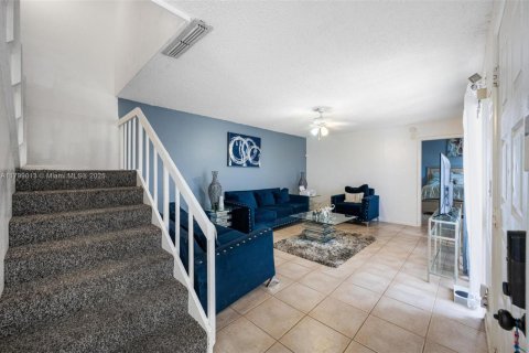 Townhouse in Palm Springs, Florida 3 bedrooms, 139.35 sq.m. № 1712611 - photo 9