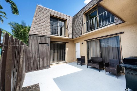 Townhouse in Palm Springs, Florida 3 bedrooms, 139.35 sq.m. № 1712611 - photo 4