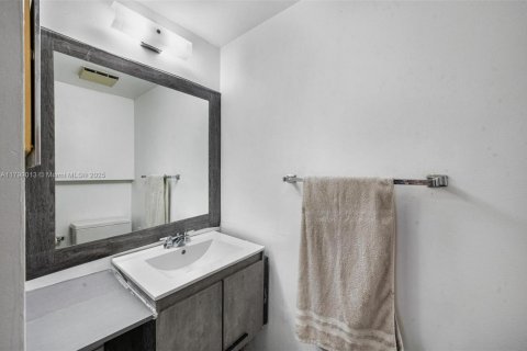 Townhouse in Palm Springs, Florida 3 bedrooms, 139.35 sq.m. № 1712611 - photo 20