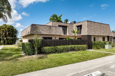 Townhouse in Palm Springs, Florida 3 bedrooms, 139.35 sq.m. № 1712611 - photo 1