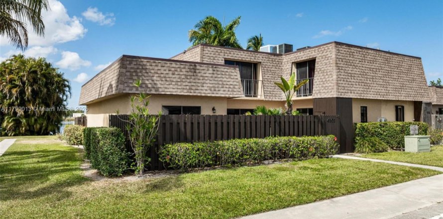 Townhouse in Palm Springs, Florida 3 bedrooms, 139.35 sq.m. № 1712611