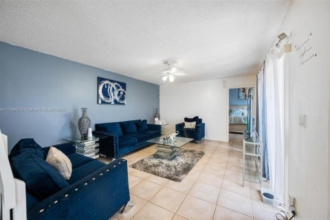 Townhouse in Palm Springs, Florida 3 bedrooms, 139.35 sq.m. № 1712611 - photo 8