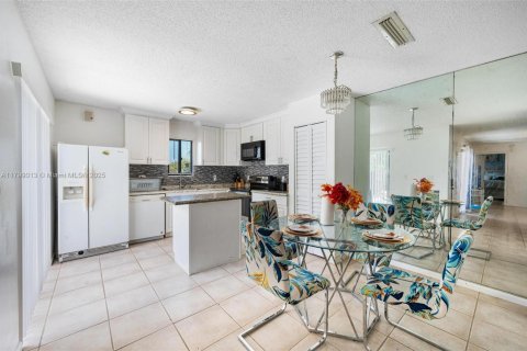 Townhouse in Palm Springs, Florida 3 bedrooms, 139.35 sq.m. № 1712611 - photo 14