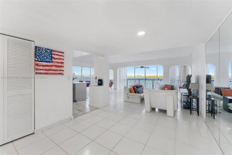 Condo in Miami, Florida, 2 bedrooms  № 1170693 - photo 2
