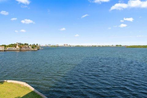 Condo in Miami, Florida, 2 bedrooms  № 1170693 - photo 24