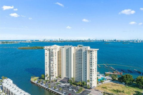 Condo in Miami, Florida, 2 bedrooms  № 1170693 - photo 1