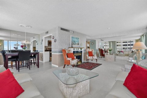 Condo in Daytona Beach, Florida, 2 bedrooms № 2216740 - photo 11