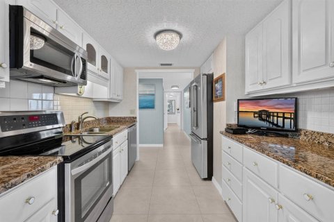 Condo in Daytona Beach, Florida, 2 bedrooms № 2216740 - photo 14